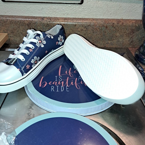 ADORABLE Lightweight low top Fits US 9-9.5 - Picture 3 of 7